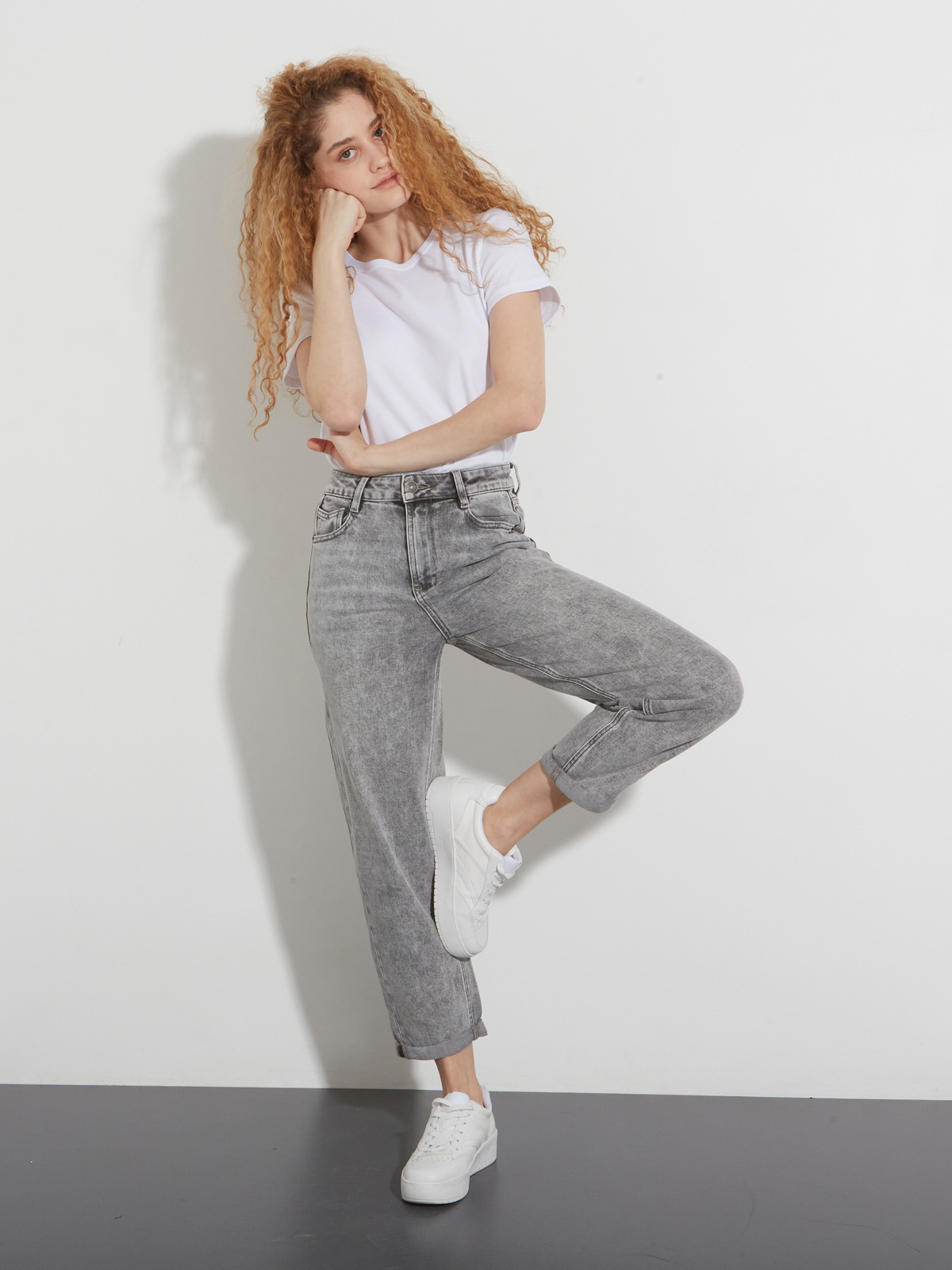 Женские джинсы мом