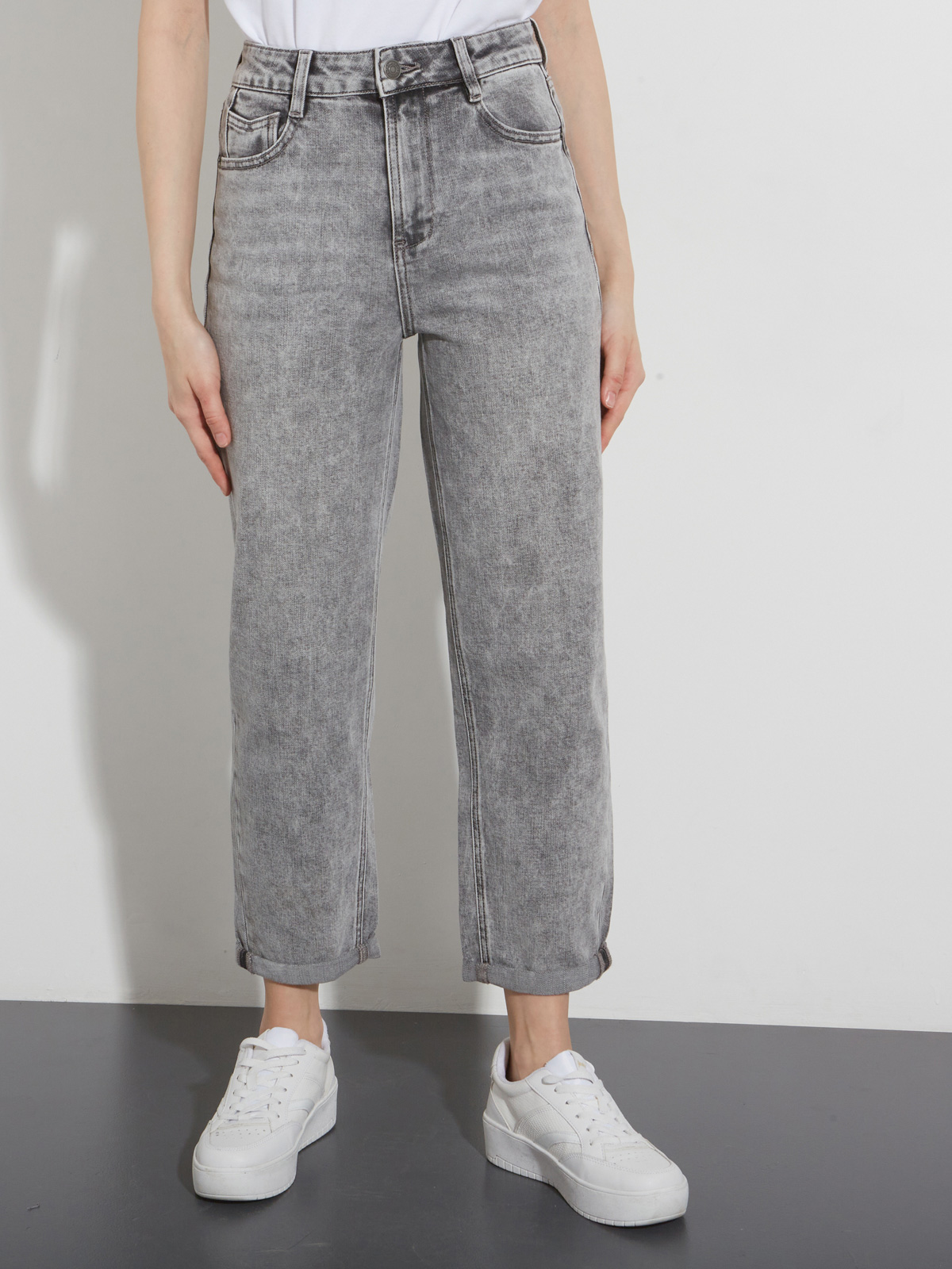 Женские джинсы мом