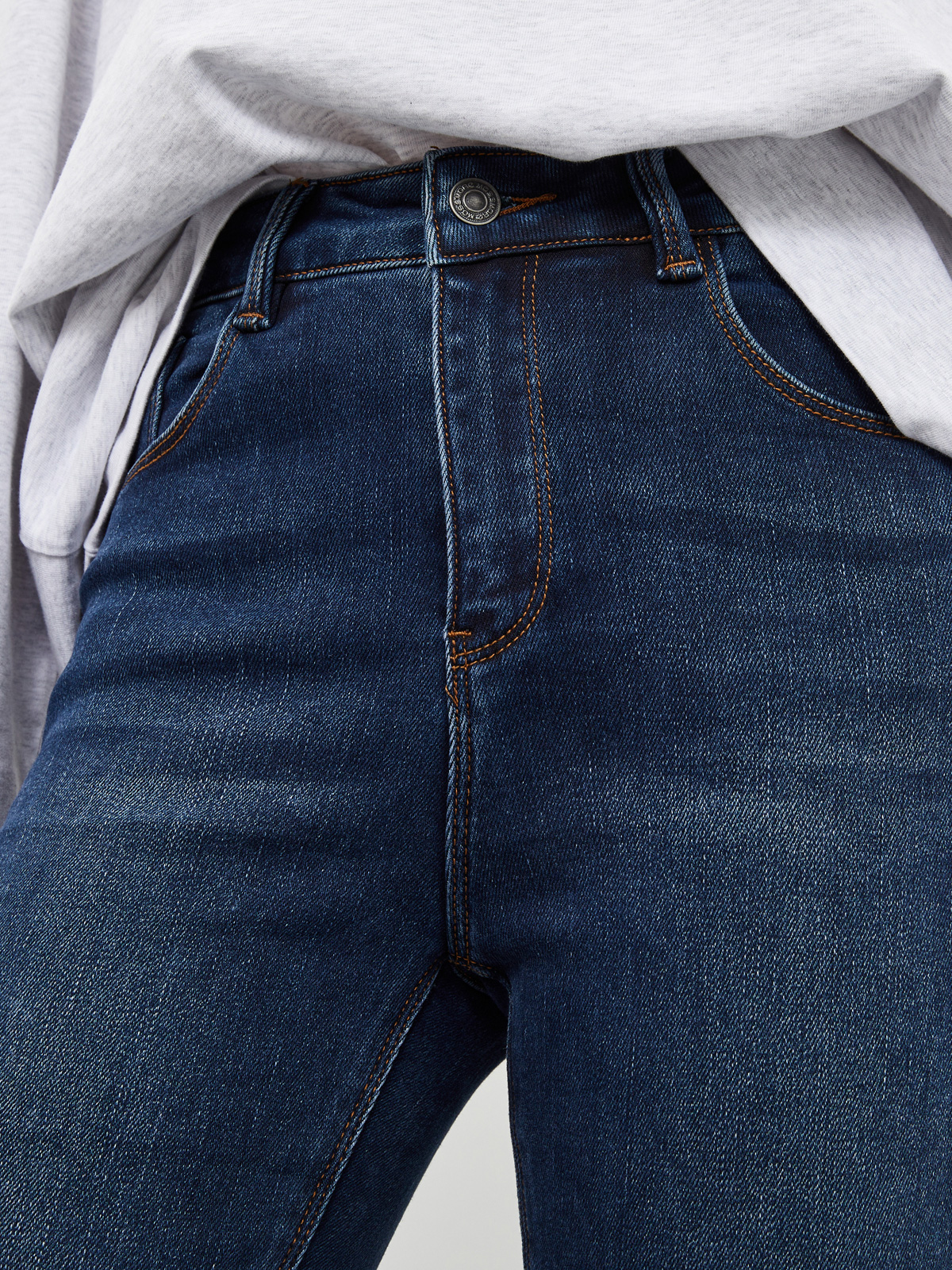 Утепленные женские джинсы зауженного кроя на Байке