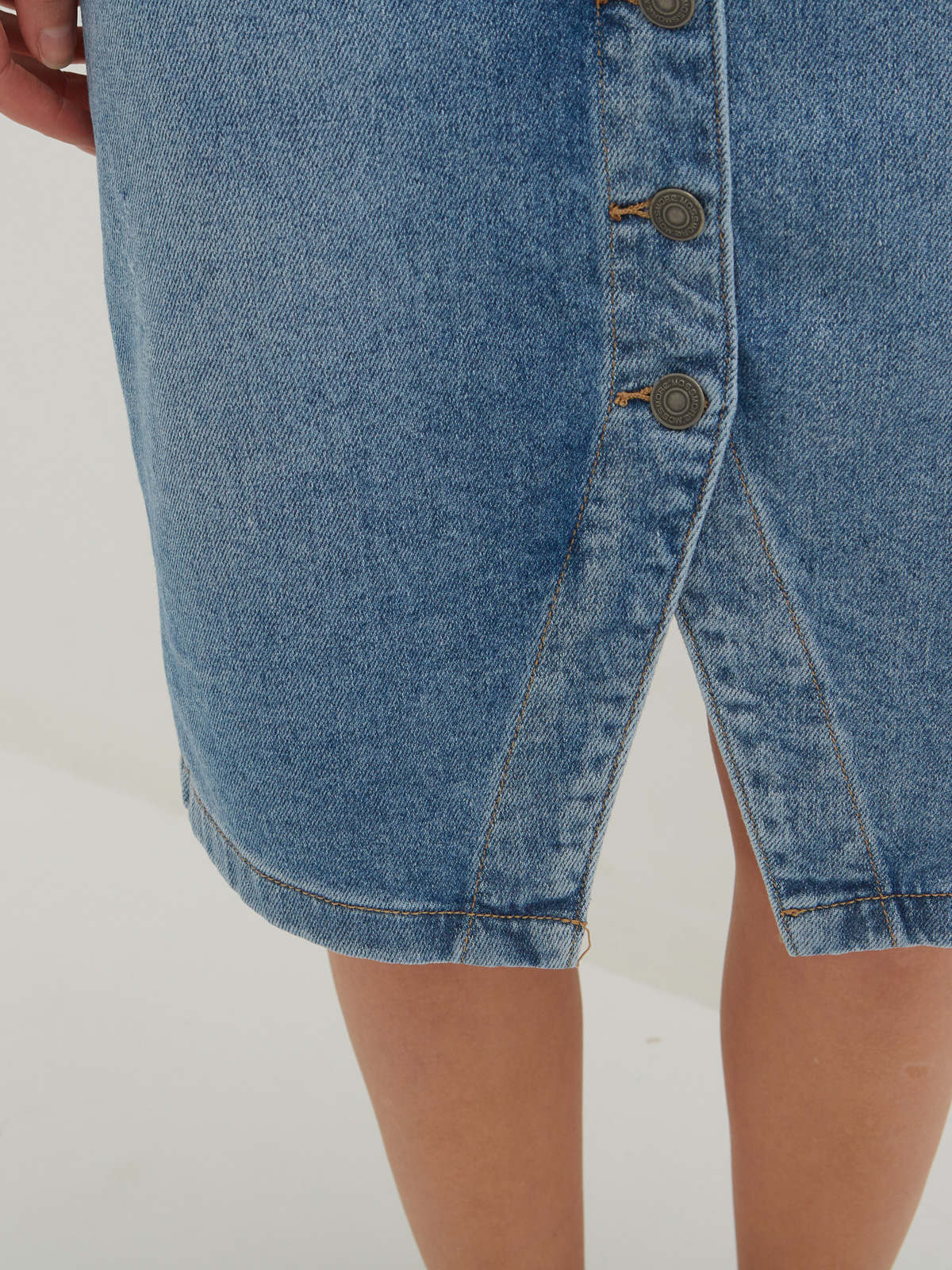 Женская  прямая юбка на кнопках