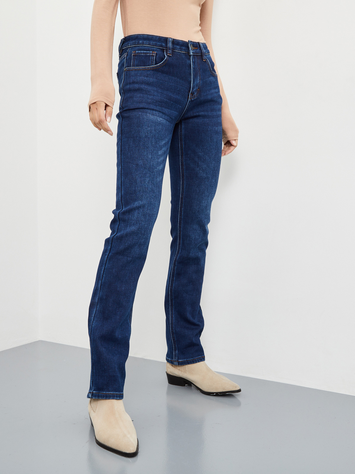 Утепленные женские джинсы прямого кроя на флисе